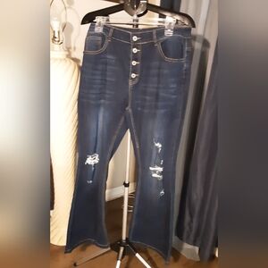 NWOT WOMEN'S BLUE DENIM DISTRESSED JEANS SIZE 14